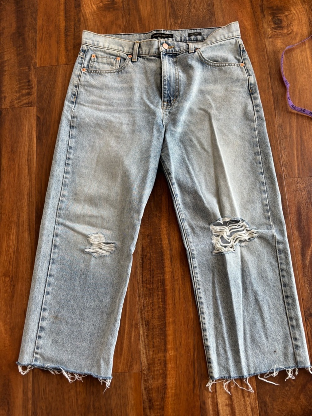 Modern American Highland Boyfriend a Light Wash Distressed Straight-Leg cropped